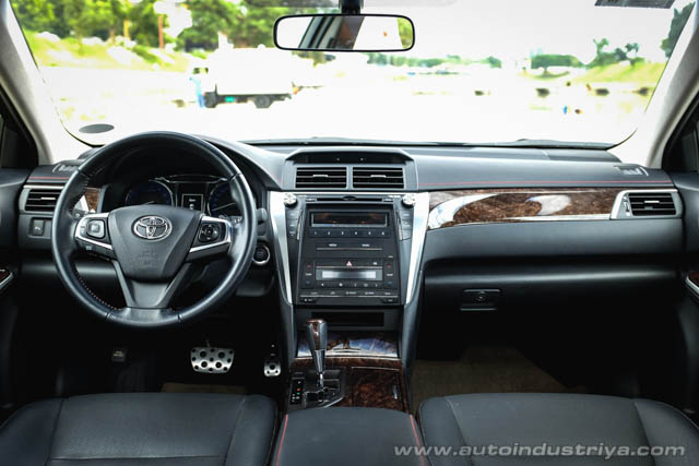 Inside the 2015 Toyota Camry 2.5S