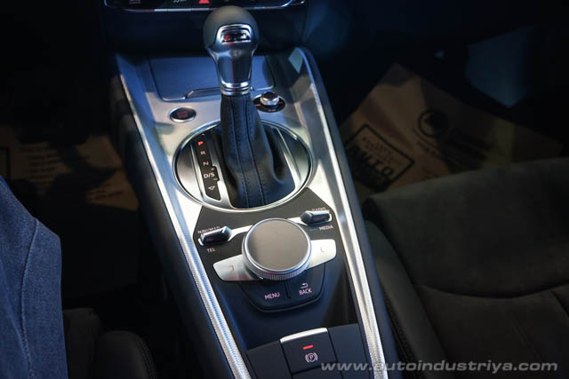 The 6-speed DCT along with the infotainment rotary and touchpad controls