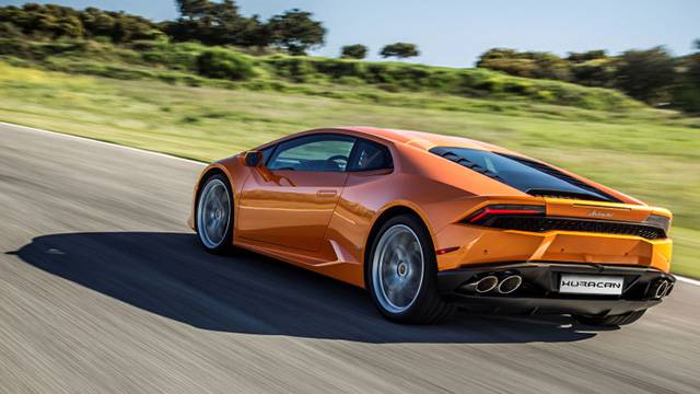 Rear quarter view of the 2016 Lamborghini Huracan