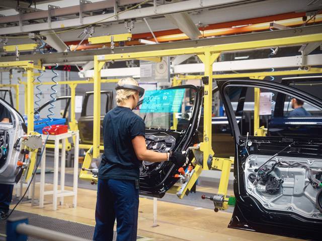 Microsoft HoloLens image alt