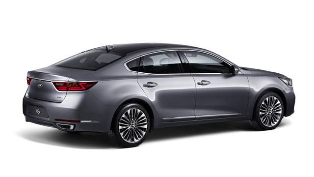 Rear quarter view of the 2017 Kia Cadenza