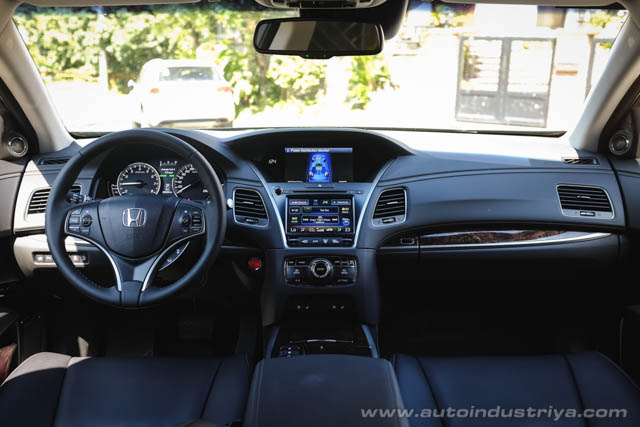 2015 Honda Legend Hybrid dashboard shot