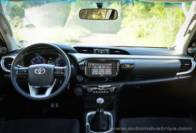 2015 Toyota Hilux 2.4G MT dashboard shot