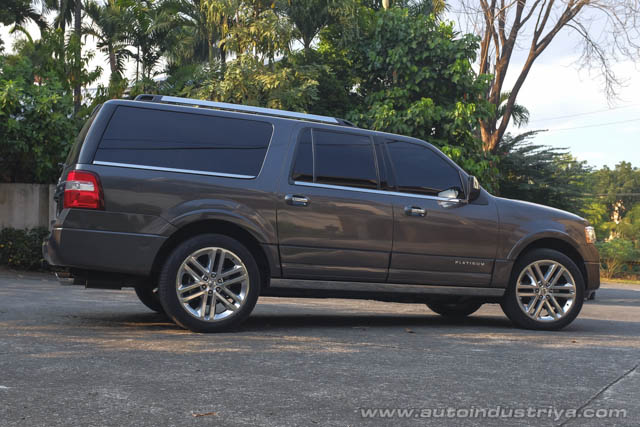 Ford Expedition Platinum side