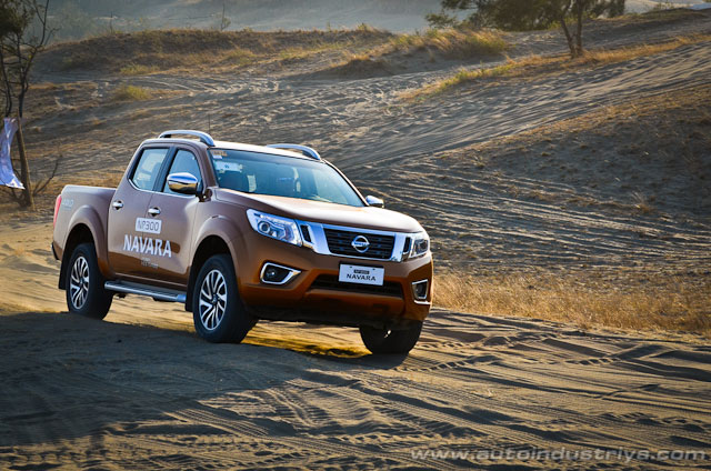 Nissan Navara NP300 over the dunes of Ilocos