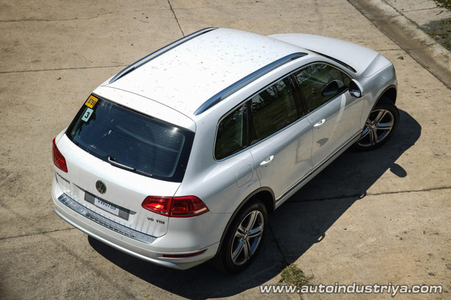 Rear quarter view of the 2015 Voikswagen Touareg