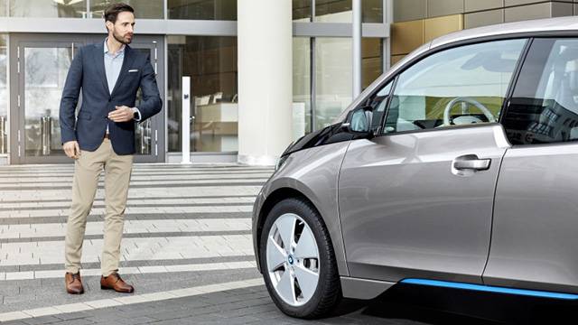 Parking the BMW i3 by way of hand gestures