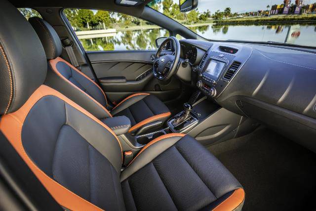 Interior of the 2017 Kia Forte5 SX trim