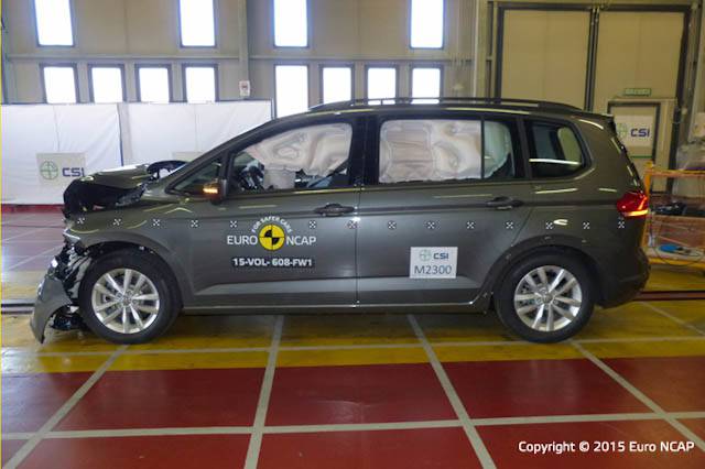 Volkswagen Touran full front test