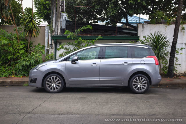 2015 Peugeot 5008 side