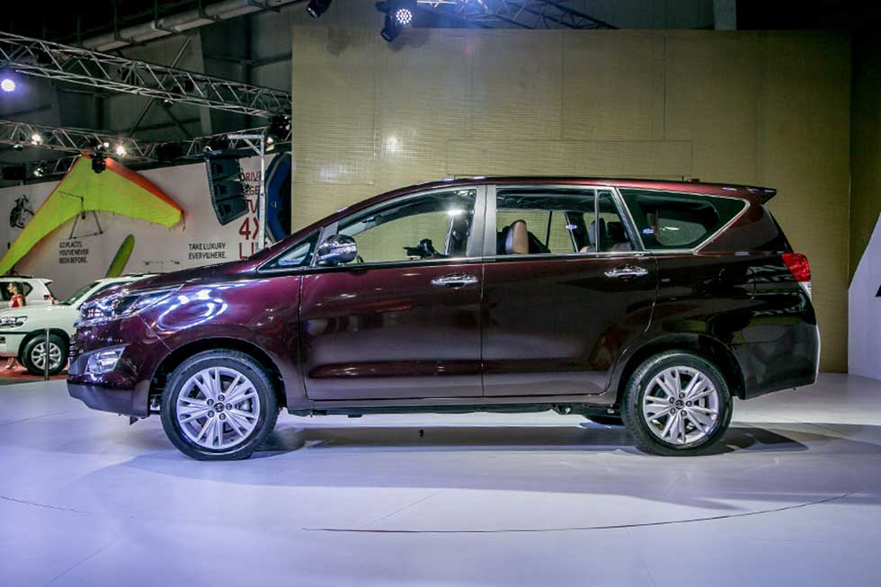 2016 Toyota Innova Crysta side