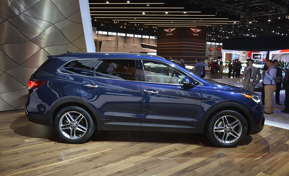 Side profile of the 2017 Hyundai Santa Fe