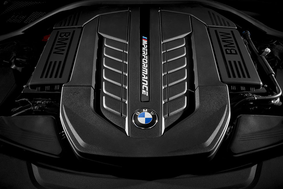 The 6.6-liter TwinPower Turbo V12 of the M760i xDrive