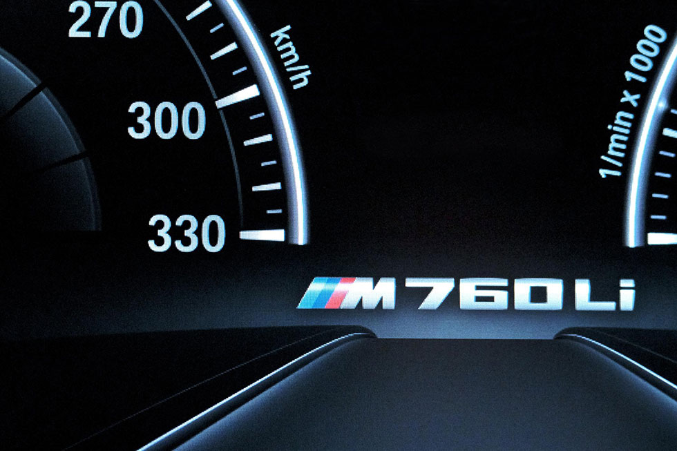 Gauge cluster of the BMW M760i xDrive