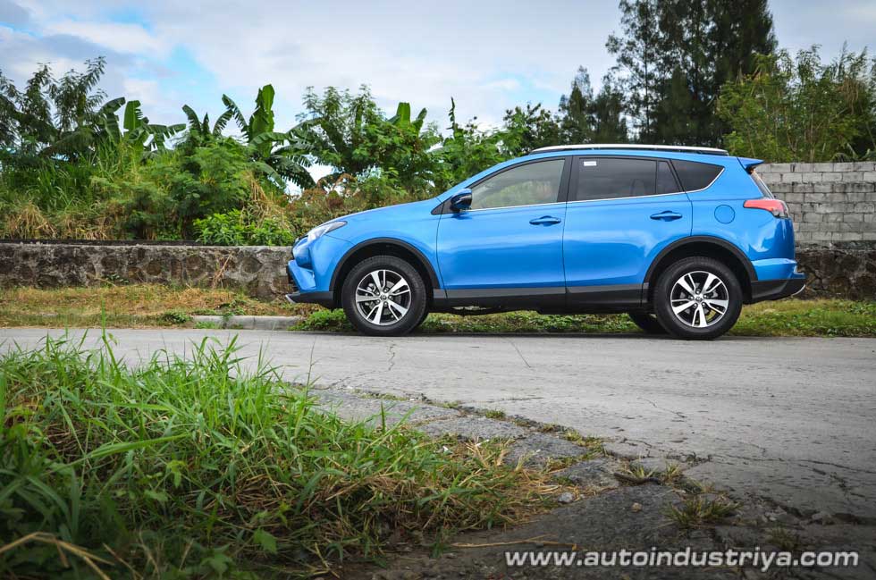 Side profile of the 2016 Toyota RAV4