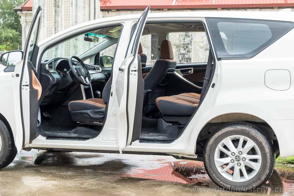 2016 Toyota Innova side interior