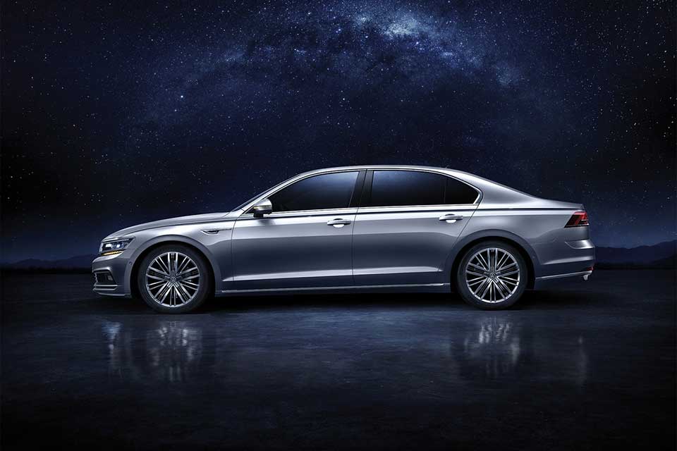 VW Phideon side