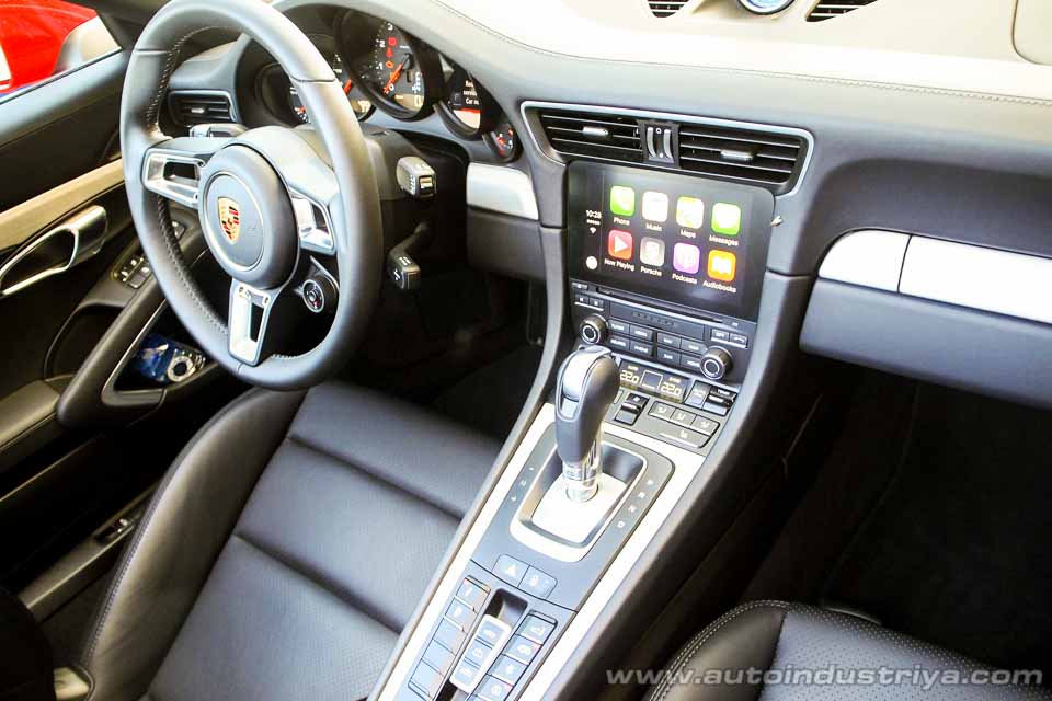 2016 Porsche 911 Carrera S interior