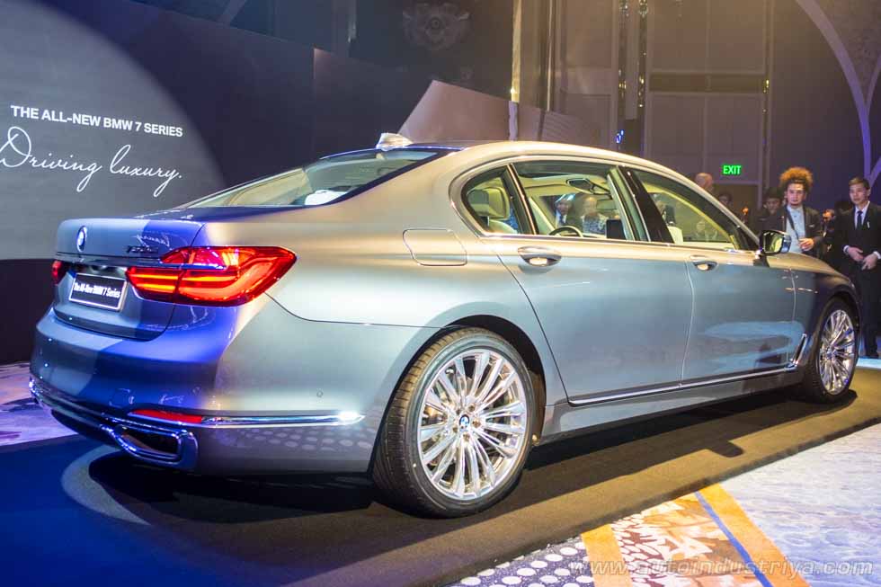 2016 BMW 7 Series rear quarter