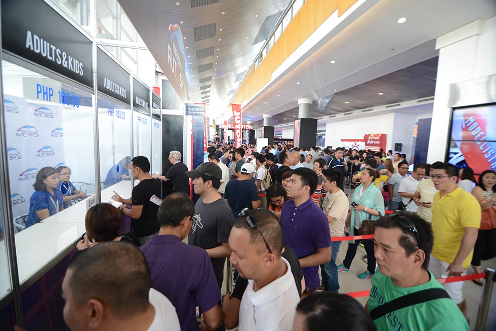 Long lines at the 2015 MIAS