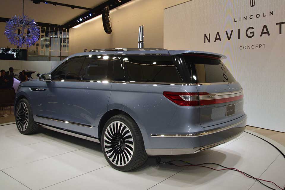 Lincoln Navigator Concept rear quarter