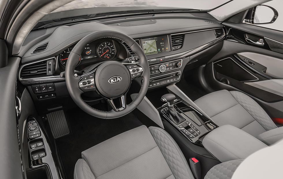 The interior of the 2017 Kia Cadenza