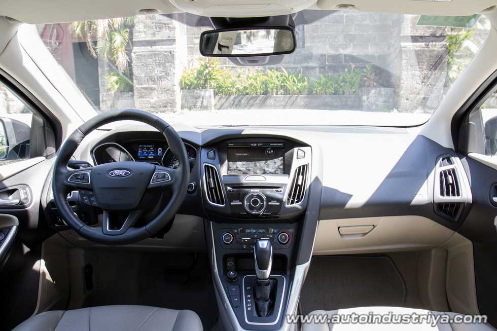 Ford Focus sedan dash