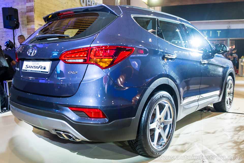2016 Hyundai Santa Fe rear quarter