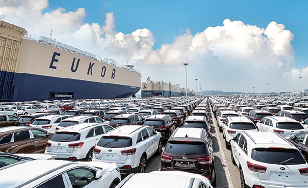 Kia Sorento SUVs waiting to be exported from Korea