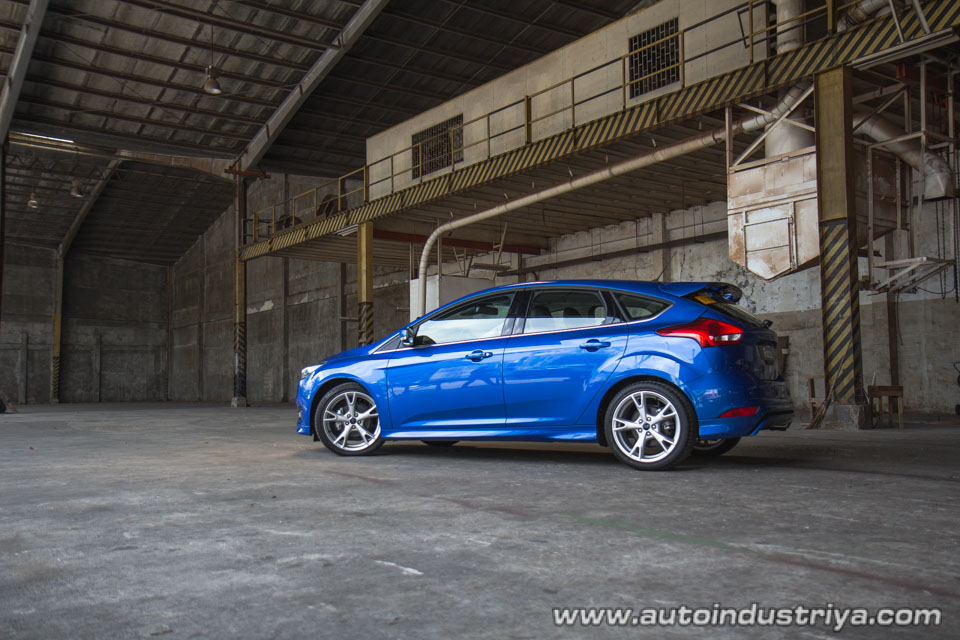 Side profile and 18-inch alloys of the 2016 Ford Focus+