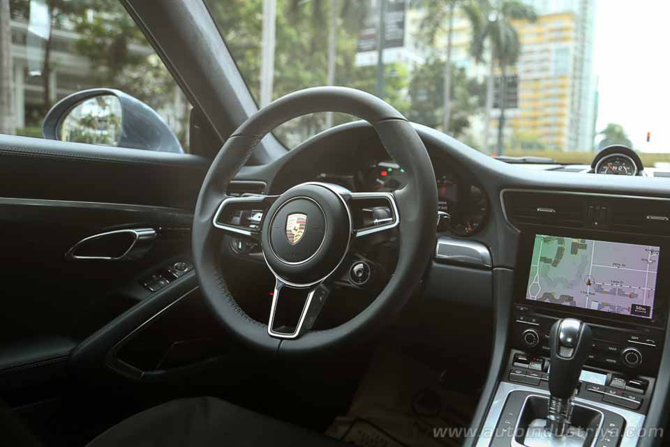 Porsche 911 Carrera S interior