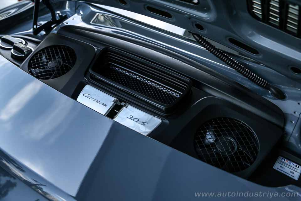 Porsche 911 Carrera S engine