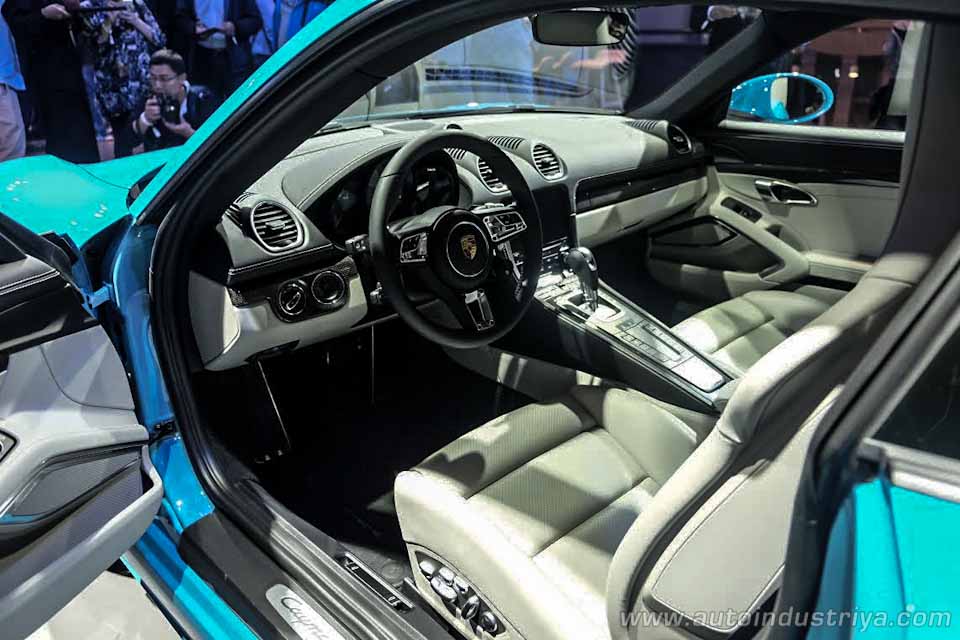 718 Cayman interior