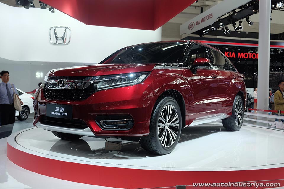 Front quarter of the 2016 Honda Avancier