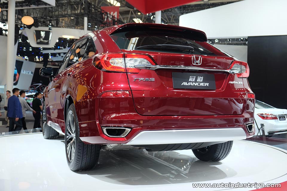 Rear quarter of the 2016 Honda Avancier