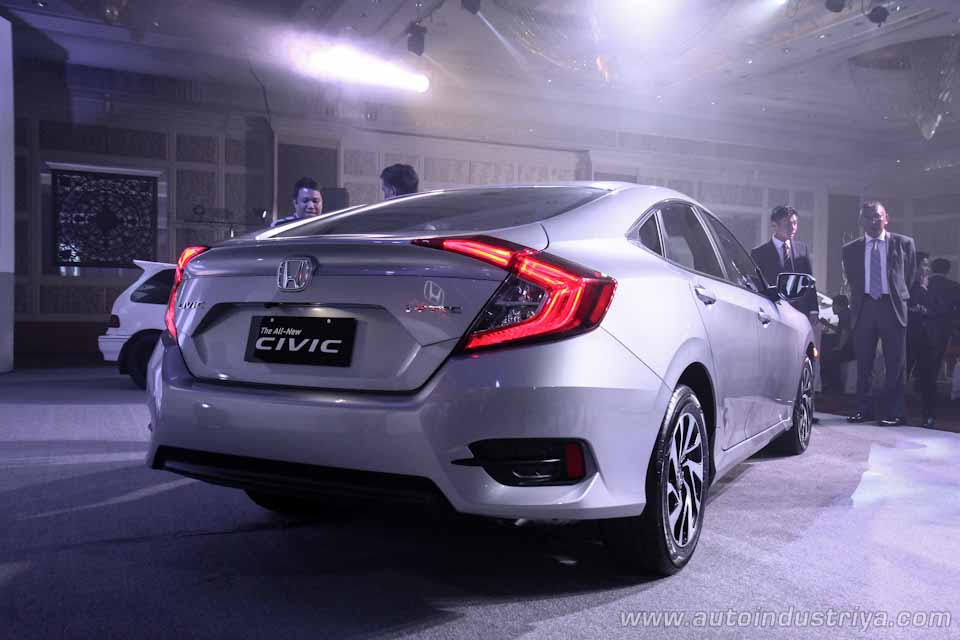 2016 Honda Civic rear quarter