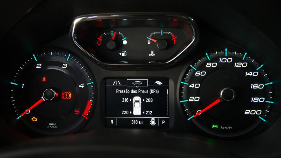 Restyled instrument panel of the 2017 Chevrolet Colorado