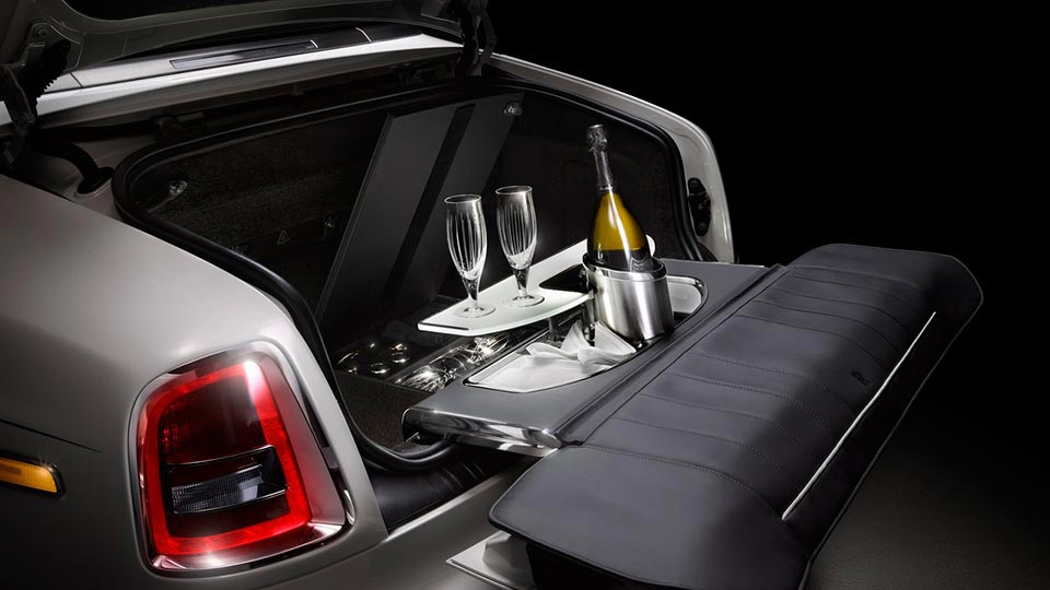 The padded tailgate seats and Champagne plate
