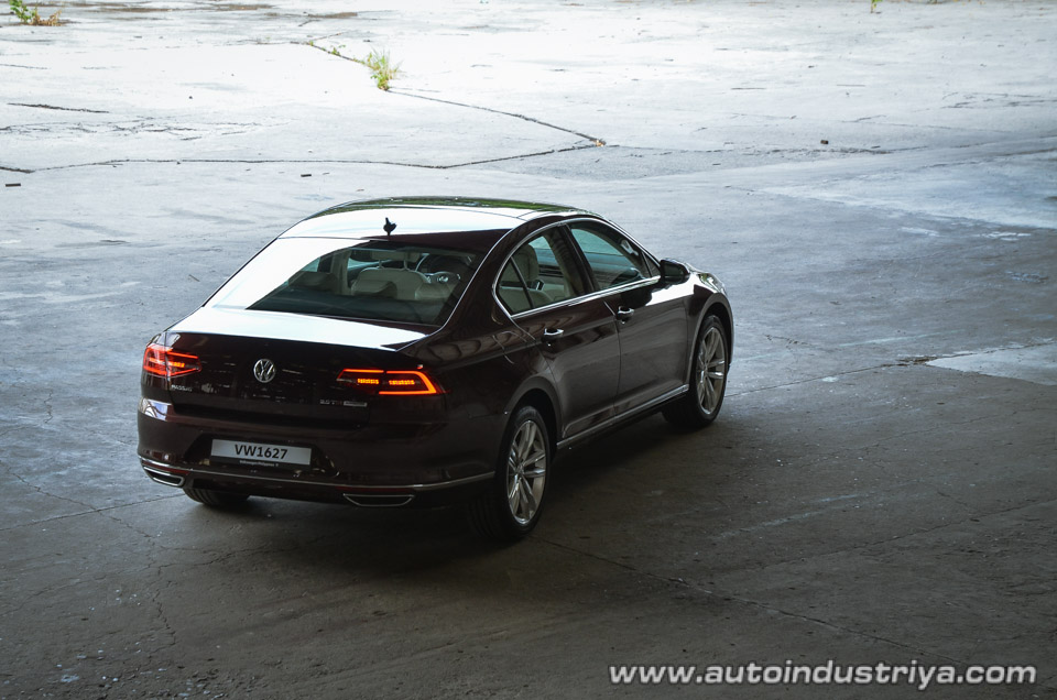 2015 Volkswagen Passat rear quarter