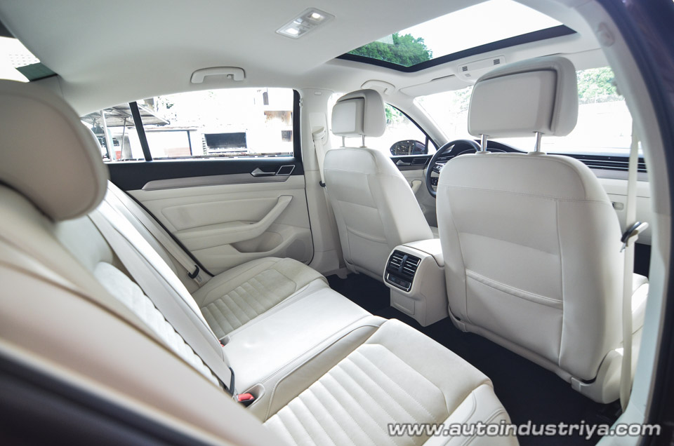 2015 Volkswagen Passat rear seats
