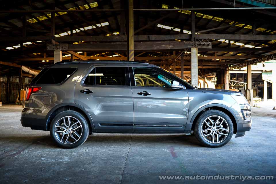 2016 Ford Explorer Sport side