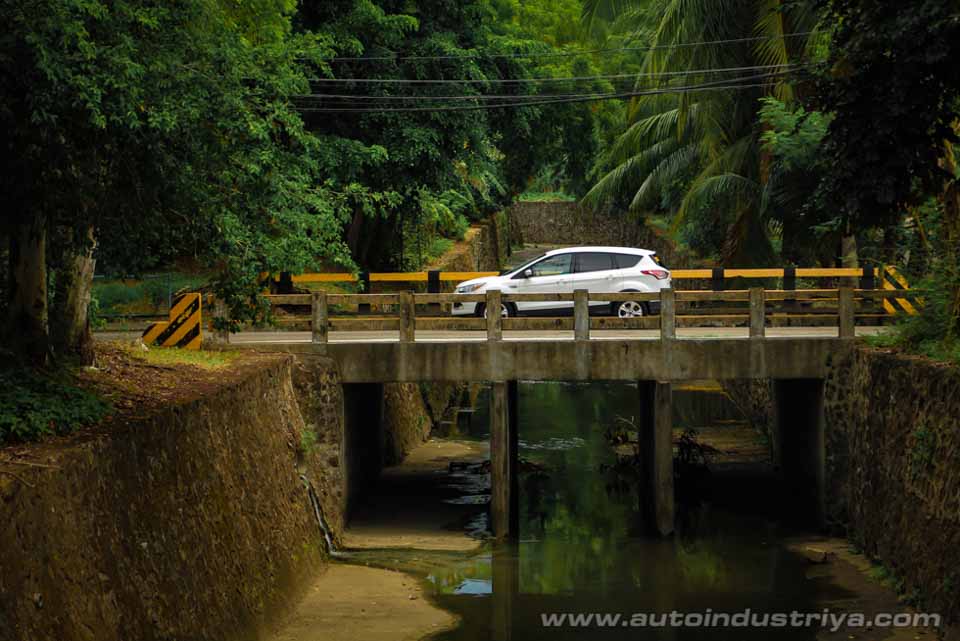 Side profile of the 2015 Ford Escape 1.6 SE EcoBoost