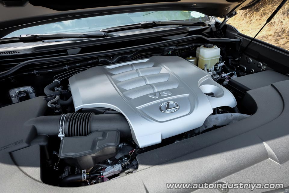 The 5.7-liter V8 delivering 366 PS to all four wheels