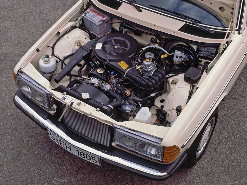 W123 engine compartment
