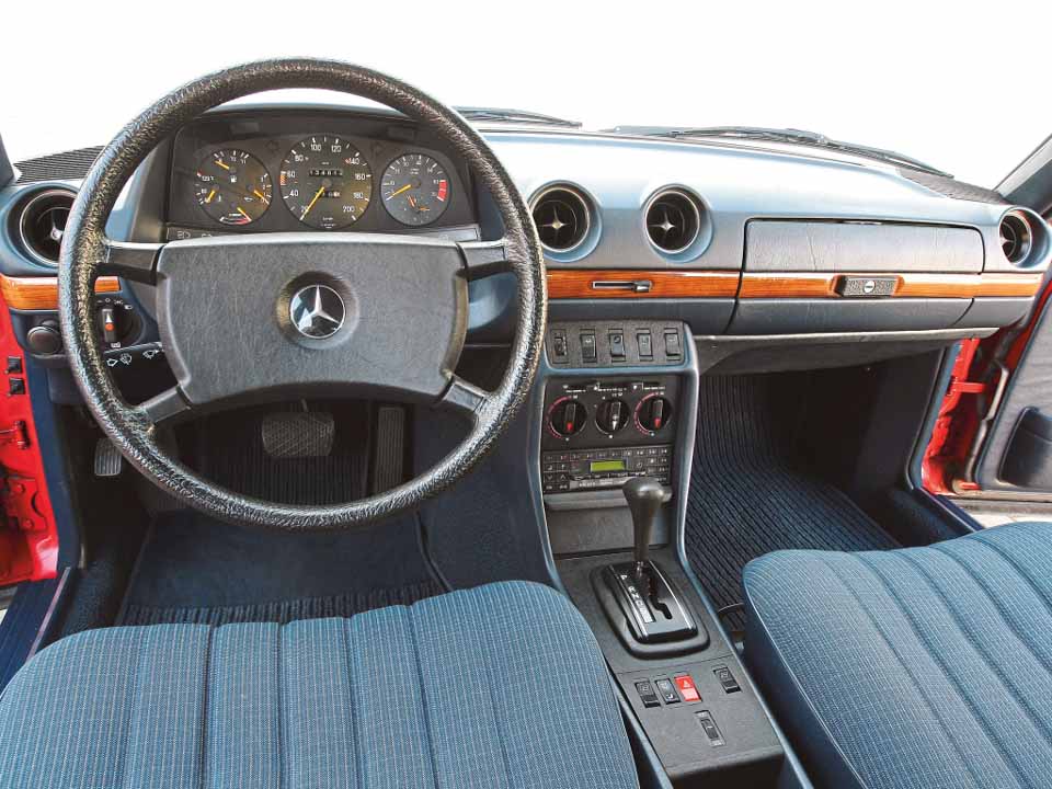 W123 interior