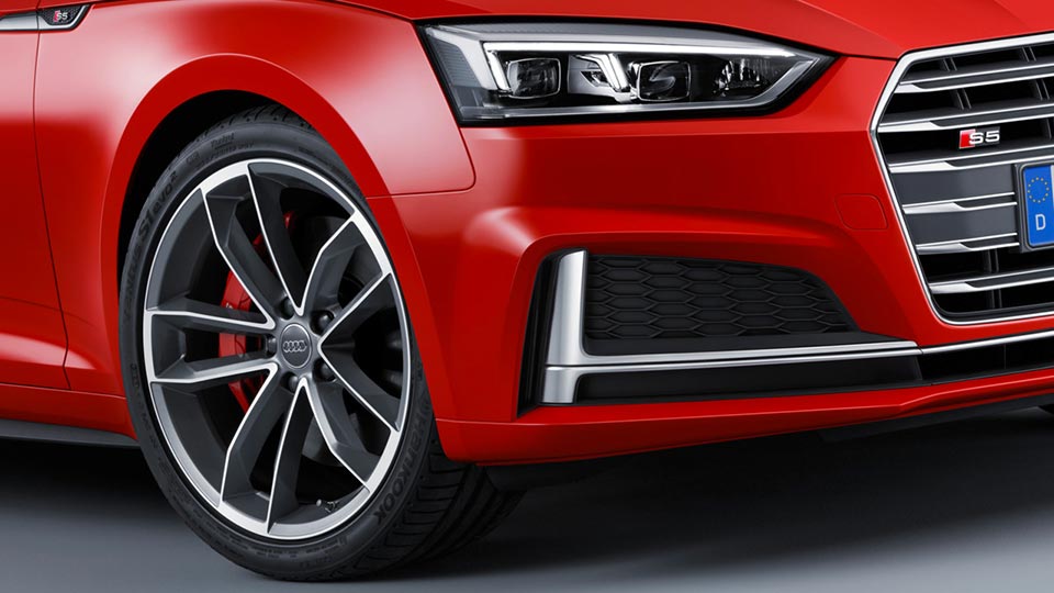 Closeup view of the 2016 Audi A5's front end