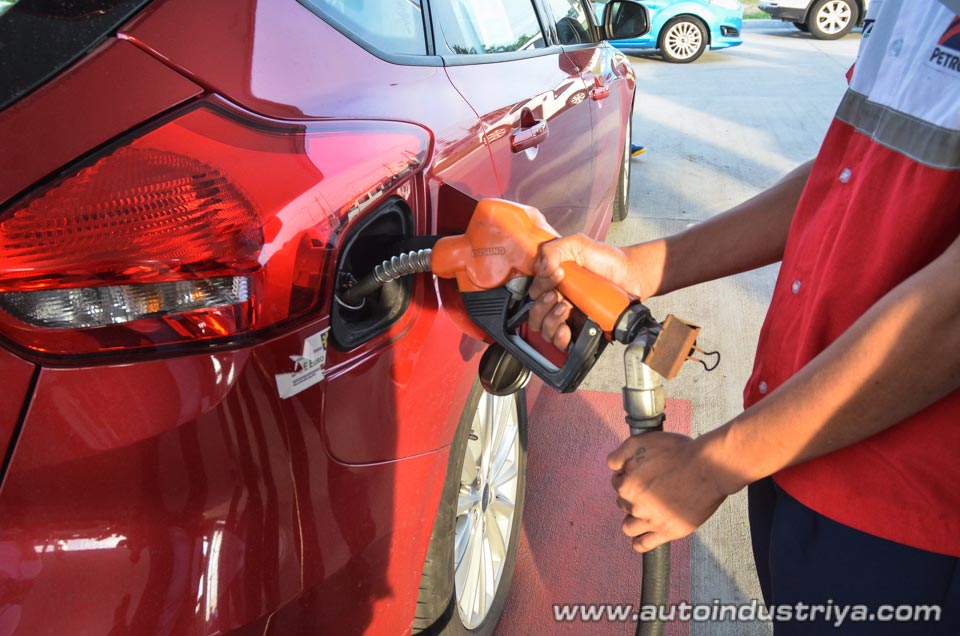 The cars getting their tanks filled after the eco-run