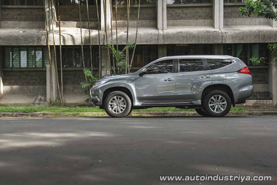 2016 Mitsubishi Montero Sport GLS Premium side