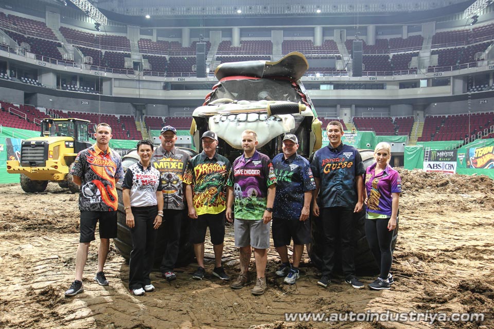 Group photo of the drivers in front of Pirate's Curse