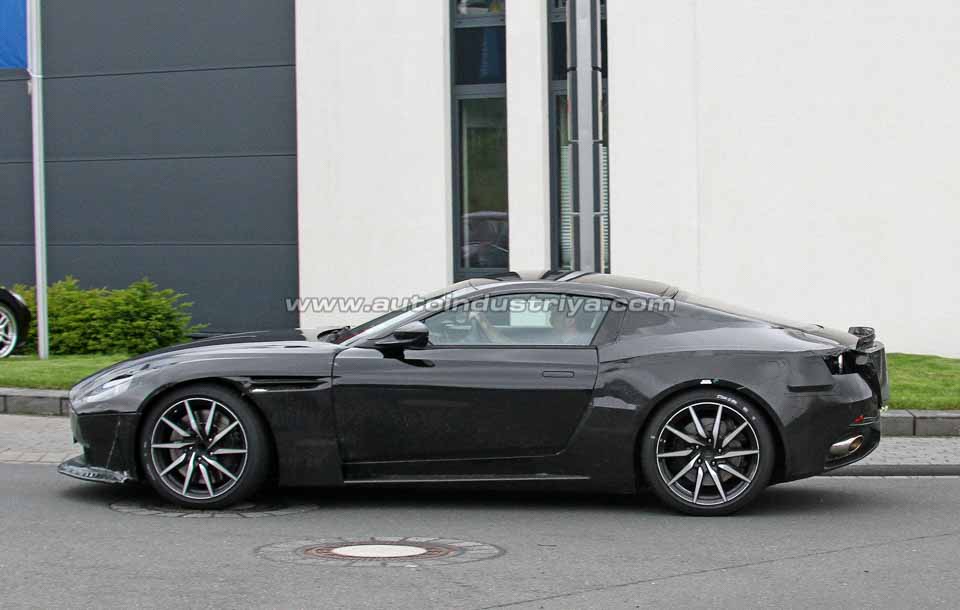 Side profile of the 2018 Aston Martin Vantage